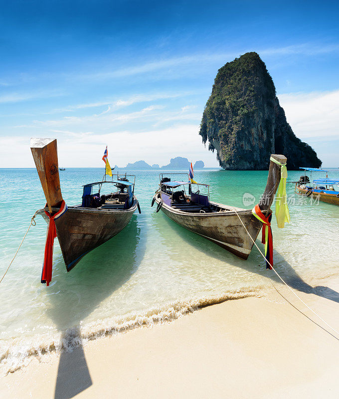 泰国Phra Nang海滩上的泰国船只